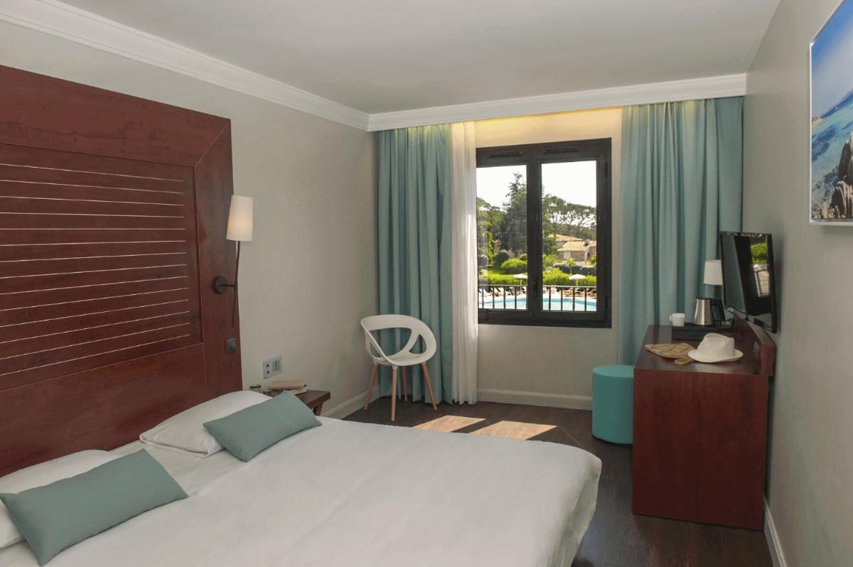 Un ou plusieurs lits dans un hébergement de l'établissement Hôtel Les Jardins De Sainte-Maxime