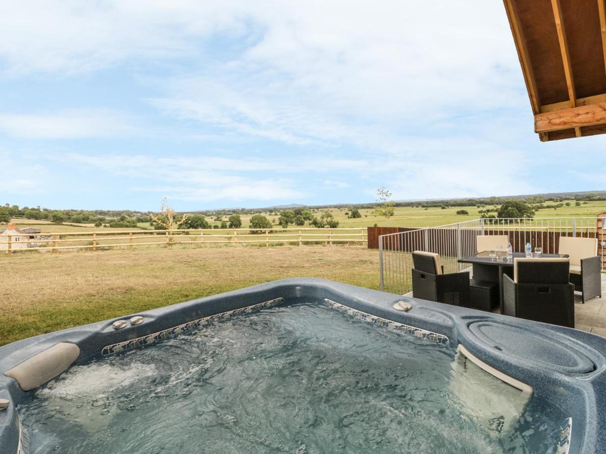 Swan Lodge Castle Farm - Housity