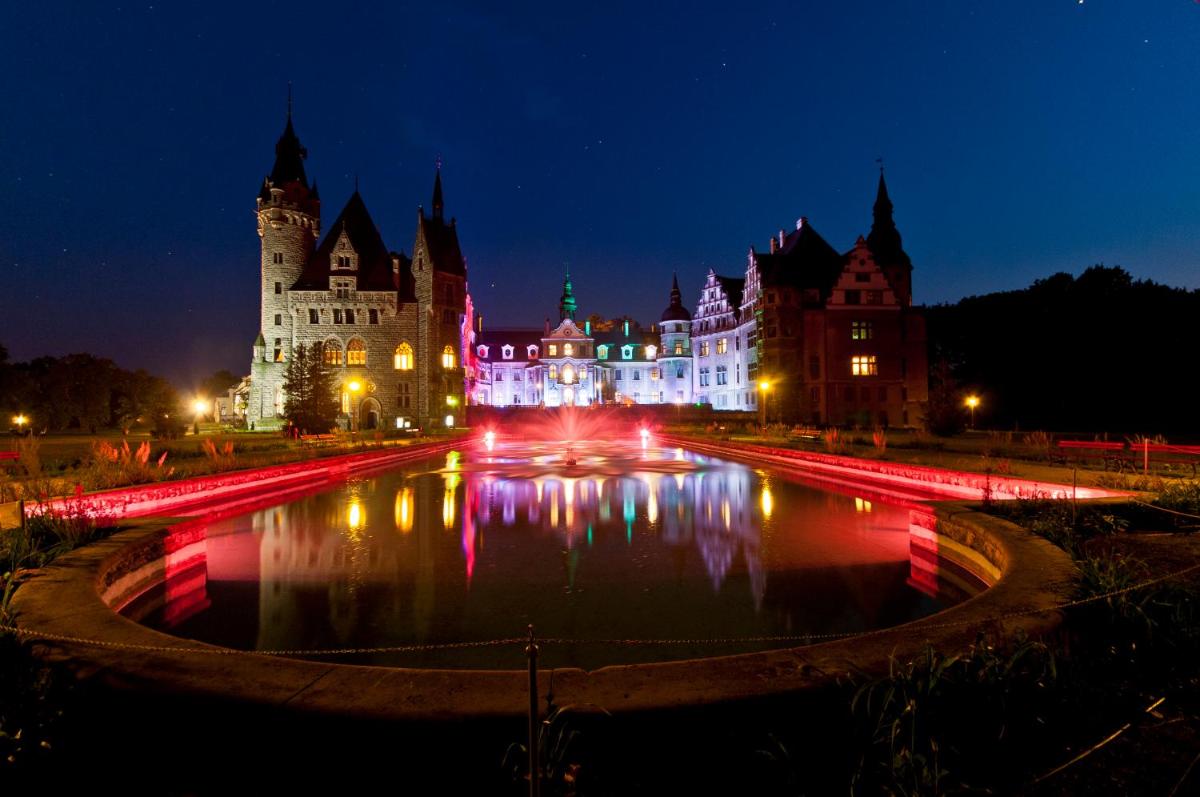 Moszna Zamek - Housity