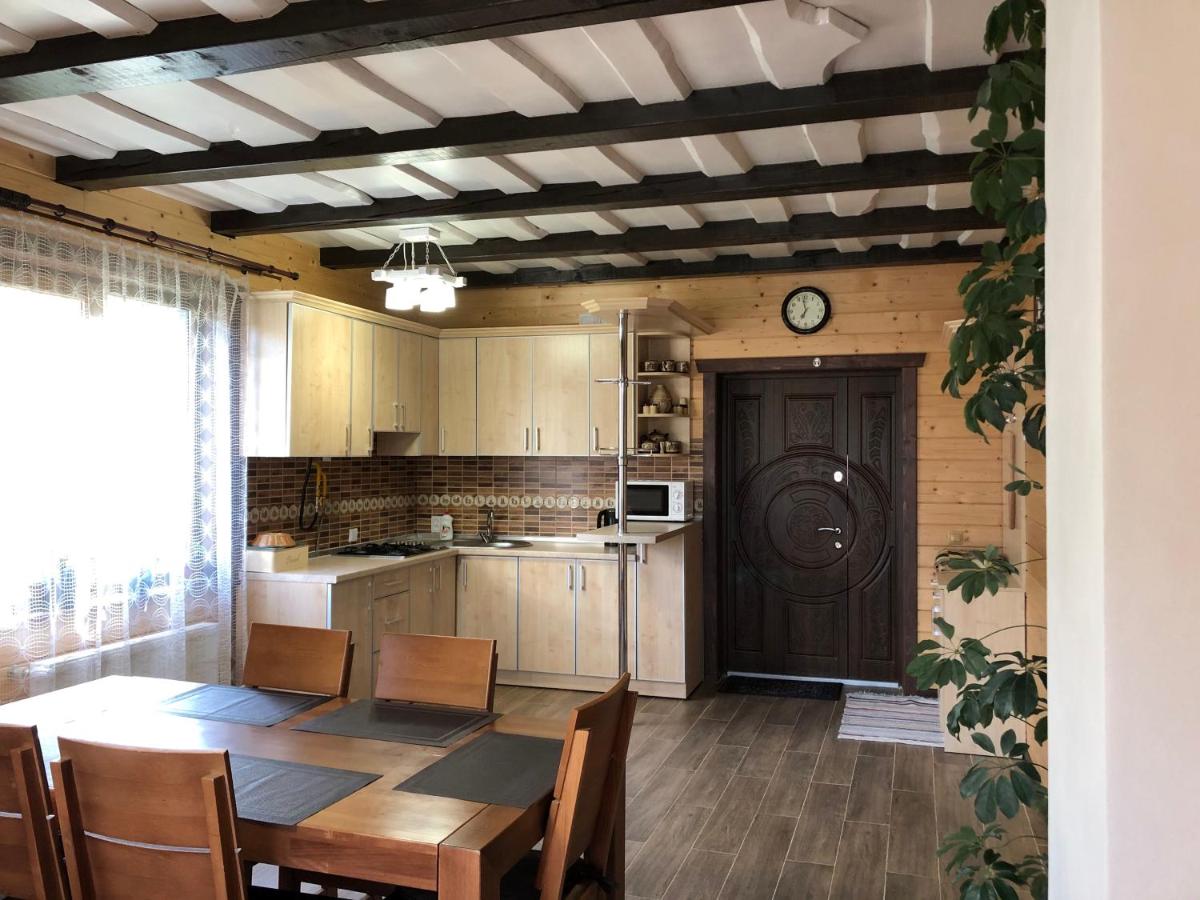 Вербовий двір - Willow Yard - Housity