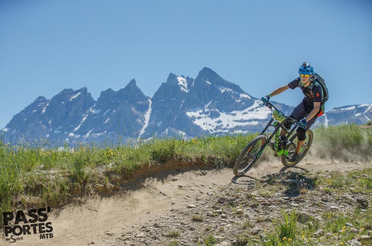 Vélo sur le terrain de l'établissement Hôtel Igloo ou dans les environs