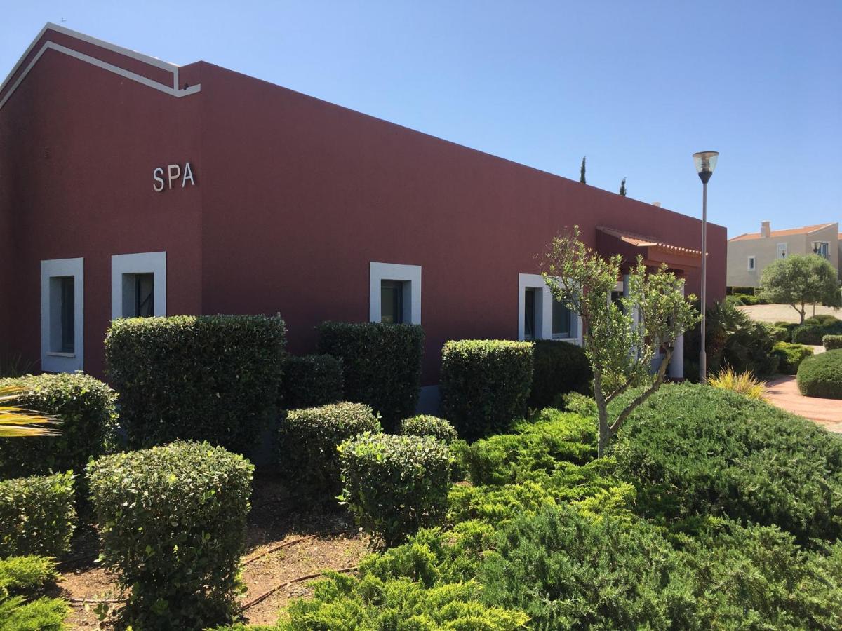 Um jardim no exterior de Vale da Lapa Village Resort