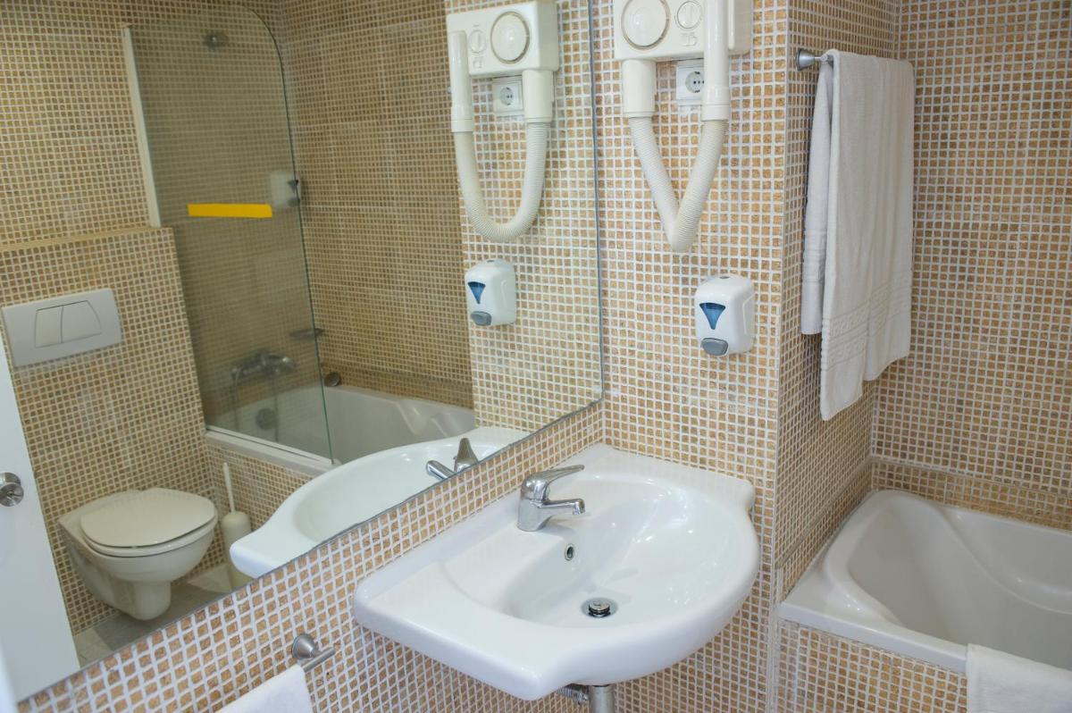 Uma casa de banho em Dorisol Buganvilia Studio Hotel