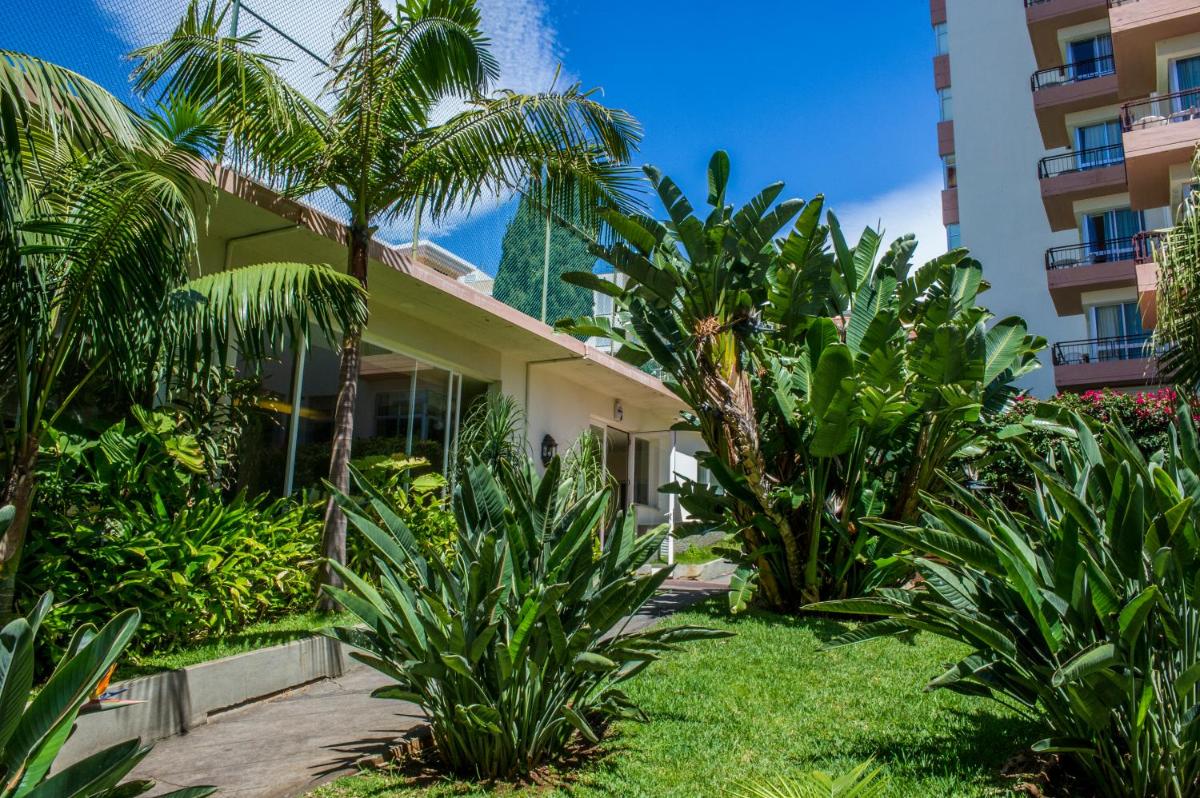 um resort com palmeiras e um prédio em Dorisol Buganvilia Studio Hotel no Funchal