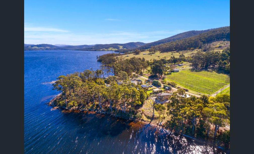 On the Huon River - Housity