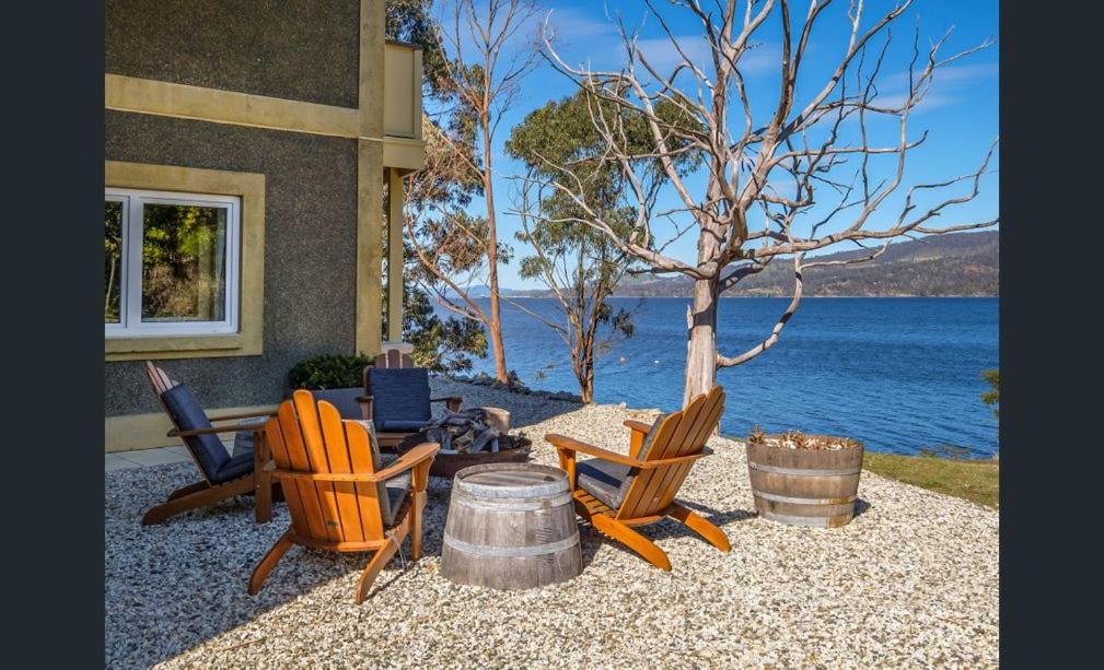 On the Huon River - Housity