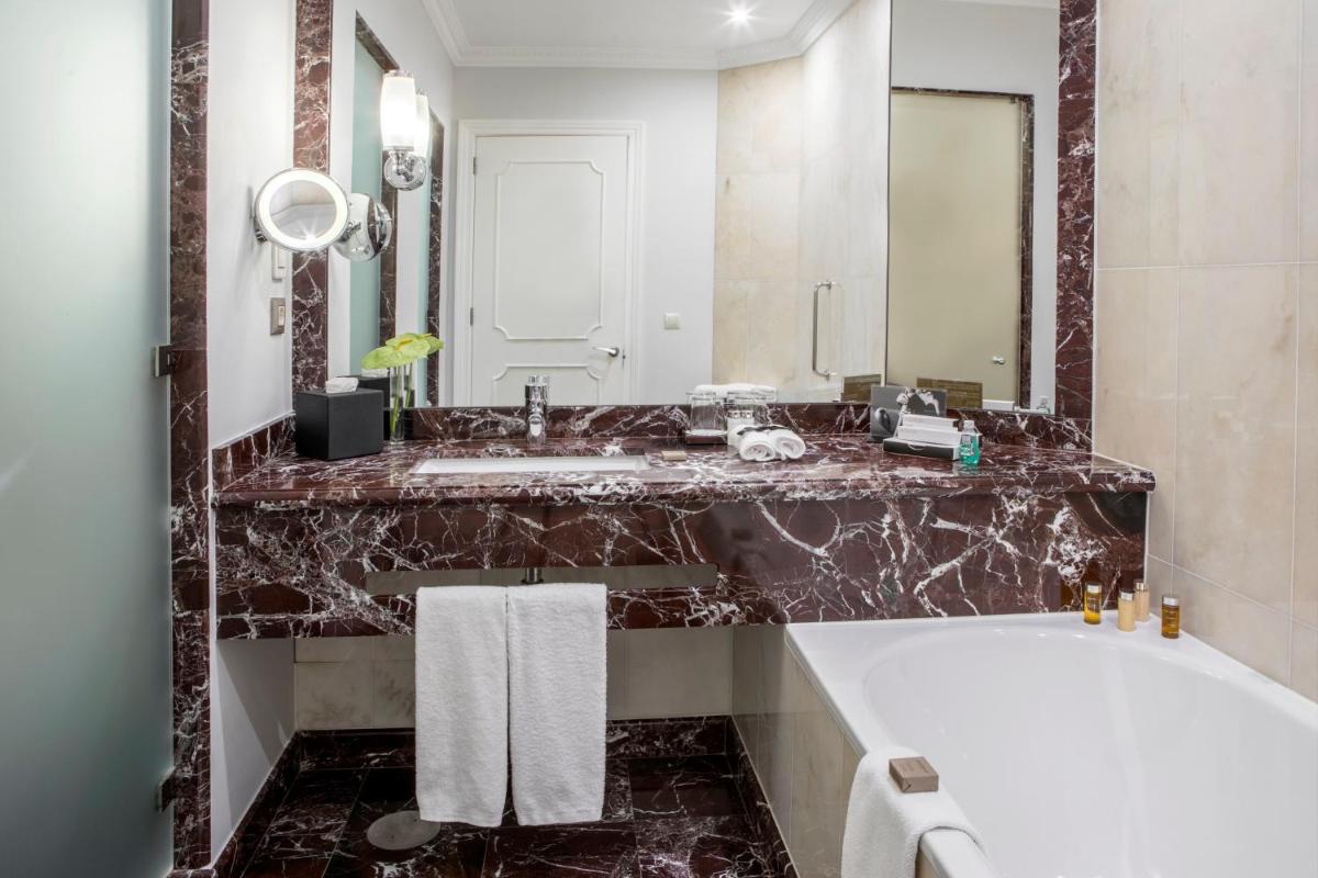 Uma casa de banho em InterContinental Porto - Palacio das Cardosas by IHG
