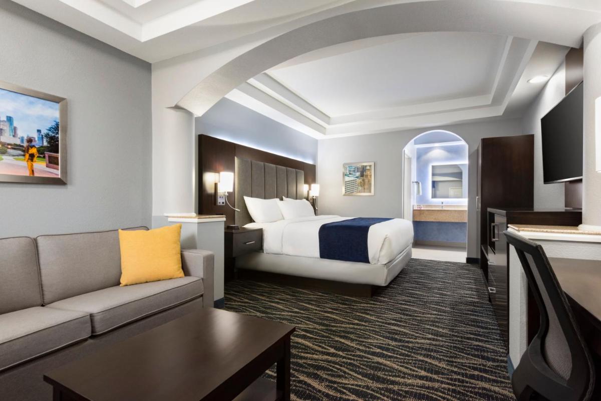 Days Inn & Suites by Wyndham Houston Hobby Airport - Housity
