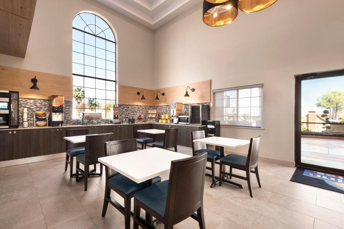 Days Inn & Suites by Wyndham Houston Hobby Airport - Housity