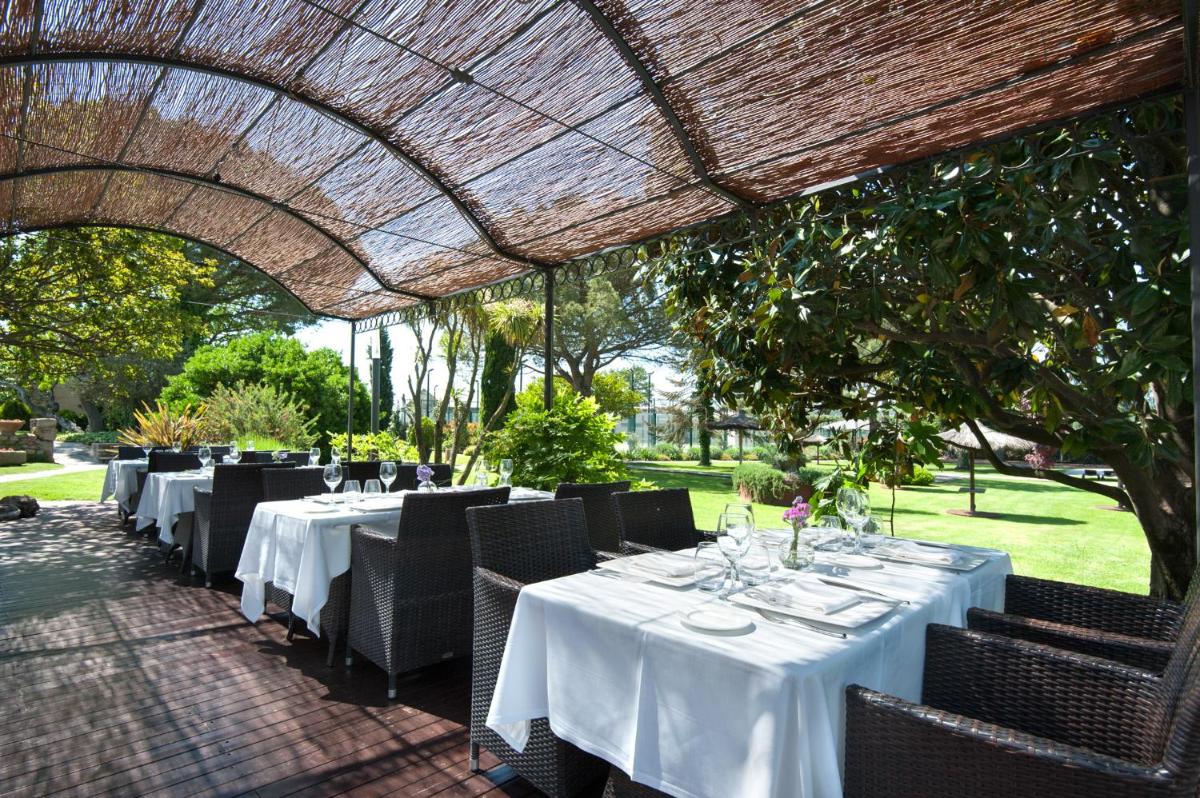 Jardín al aire libre en Hotel Mas Solà