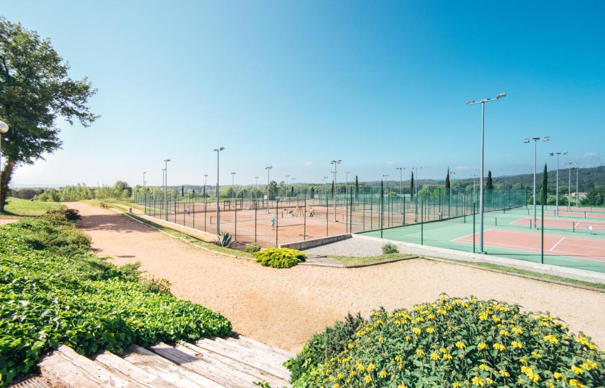 Instalaciones para jugar a tenis o squash en Hotel Mas Solà o alrededores
