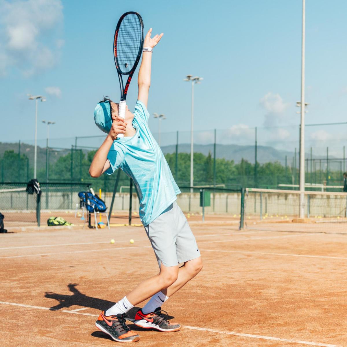 Instalaciones para jugar a tenis o squash en Hotel Mas Solà o alrededores