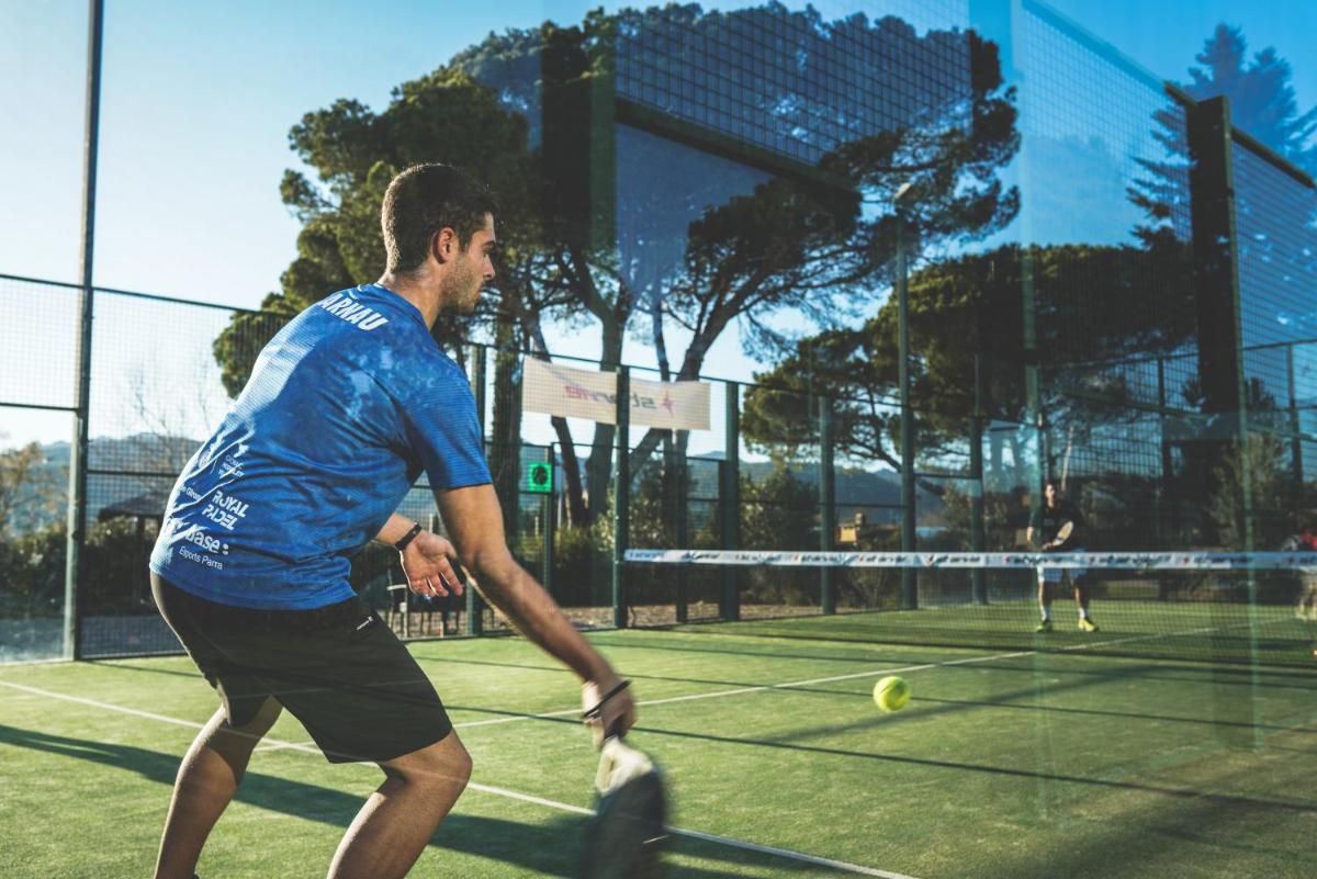 Instalaciones para jugar a tenis o squash en Hotel Mas Solà o alrededores