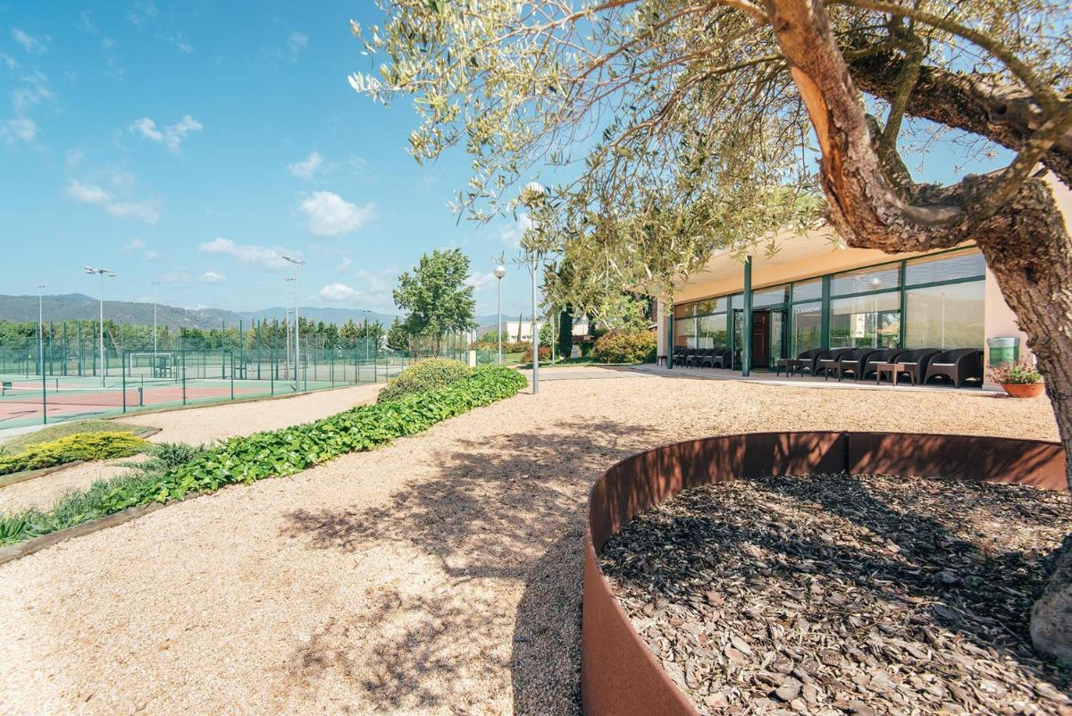 Jardín al aire libre en Hotel Mas Solà