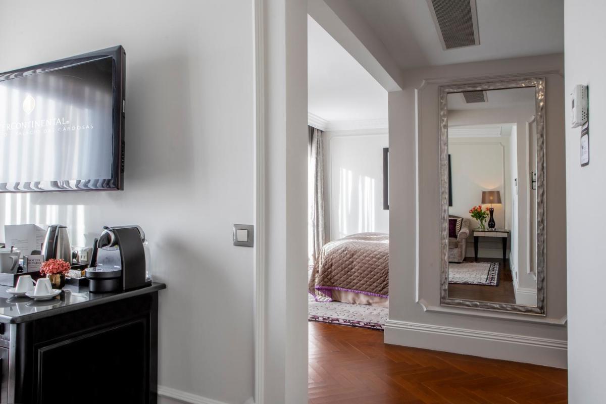 Uma televisão e/ou sistema de entretenimento em InterContinental Porto - Palacio das Cardosas by IHG