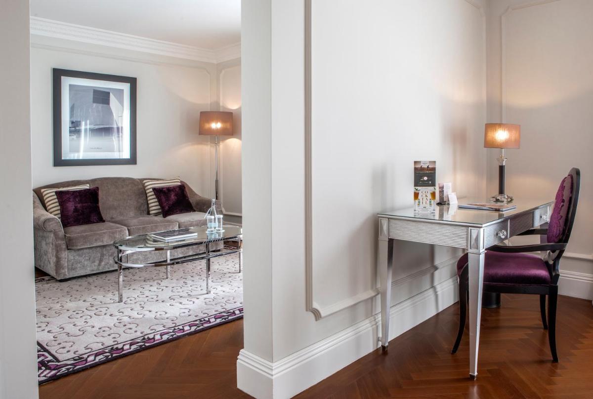 Uma área de estar em InterContinental Porto - Palacio das Cardosas by IHG