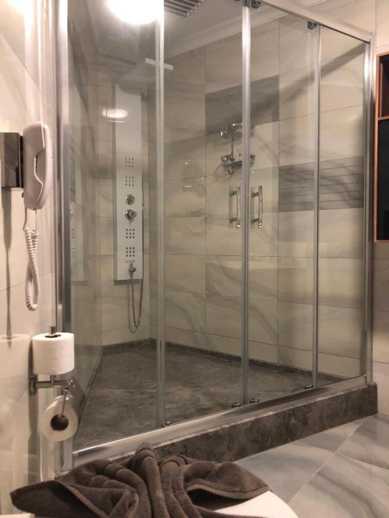 Blue Pier Hotel - Housity