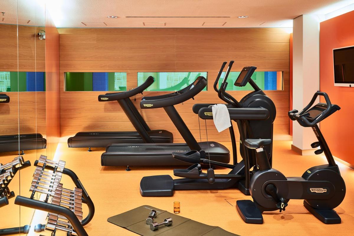 Das Fitnesscenter und/oder die Fitnesseinrichtungen in der Unterkunft SIDE, Hamburg, a Member of Design Hotels Das Fitnesscenter und/oder die Fitnesseinrichtungen in der Unterkunft SIDE, Hamburg, a Member of Design Hotels