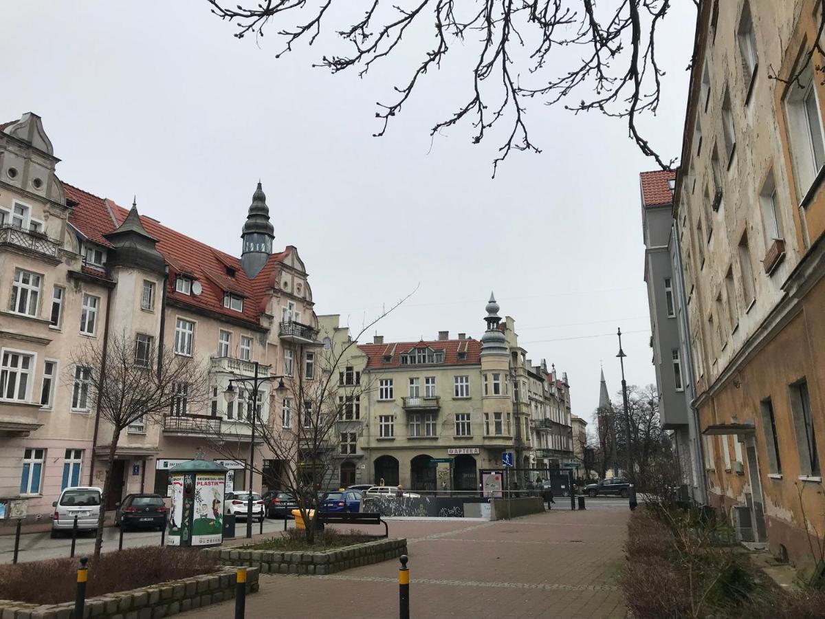Za Zielonymi Drzwiami - Housity