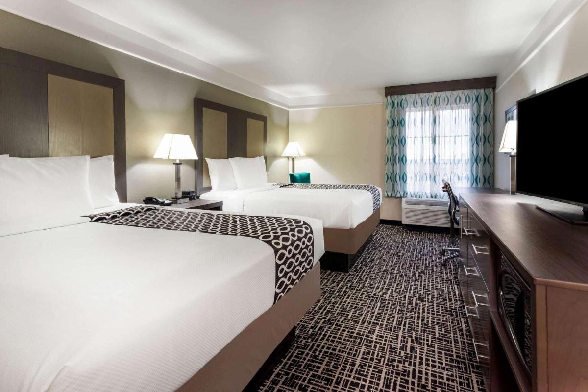 La Quinta by Wyndham Seguin - Housity