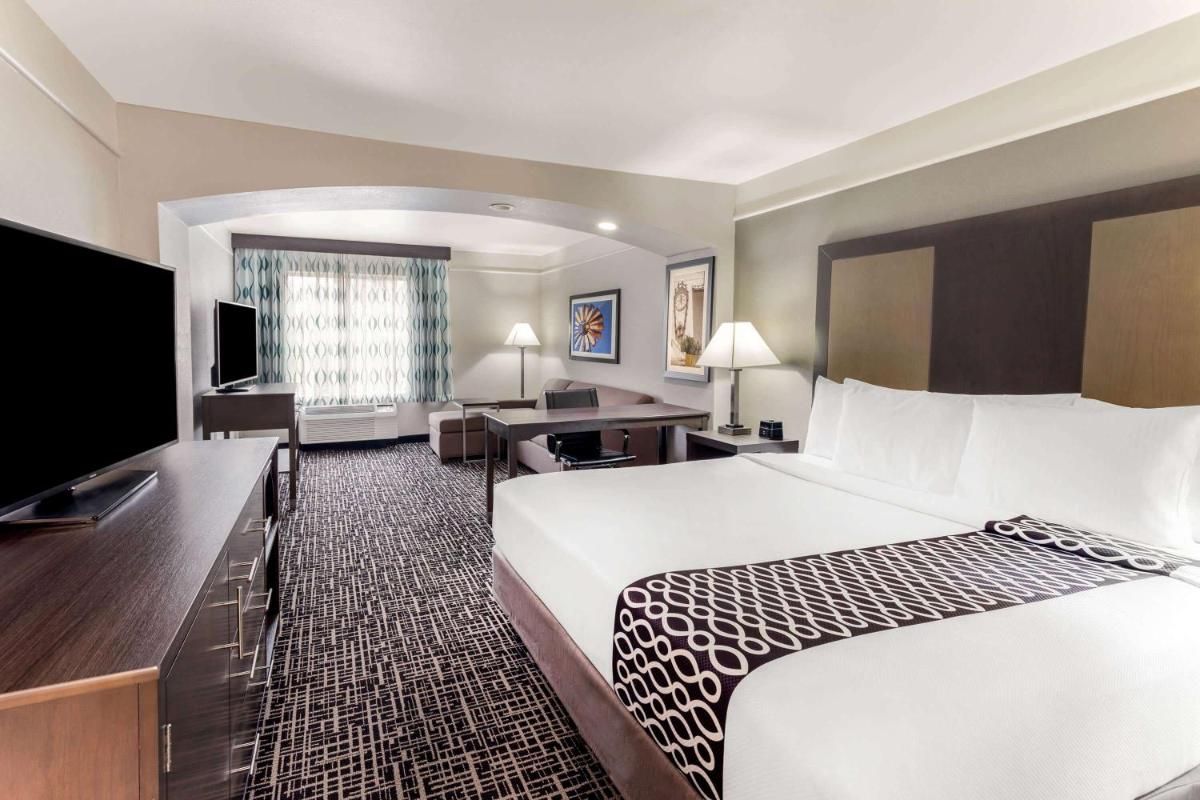 La Quinta by Wyndham Seguin - Housity