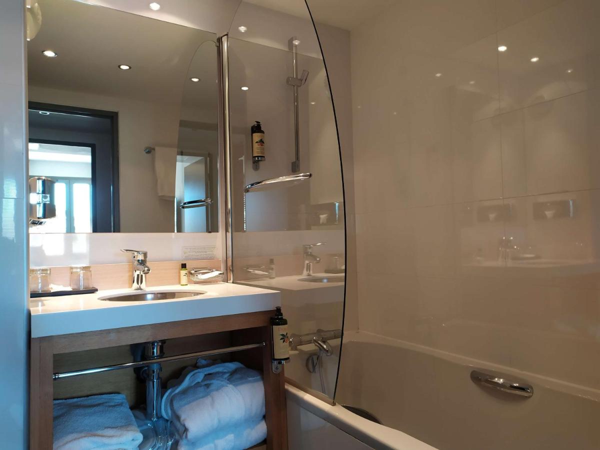 Salle de bains dans l'établissement Best Western Premier Hôtel du Vieux-Port