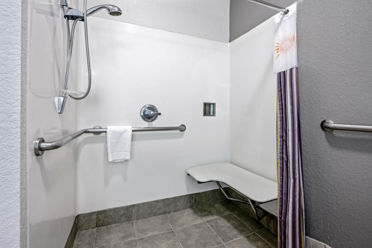 La Quinta by Wyndham Conroe - Housity
