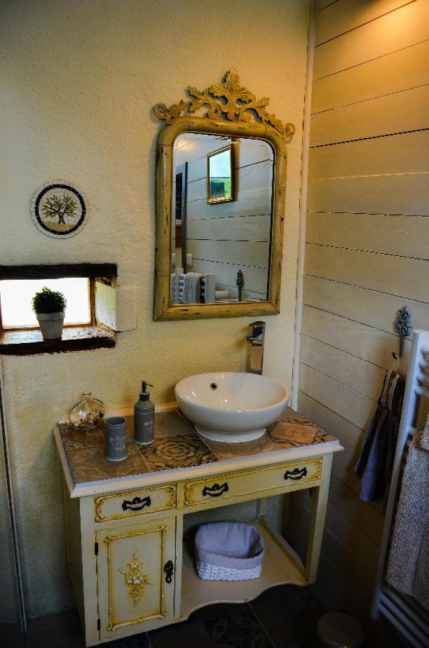 17th C French Pigeonaire - magical romantic couples retreat - Housity