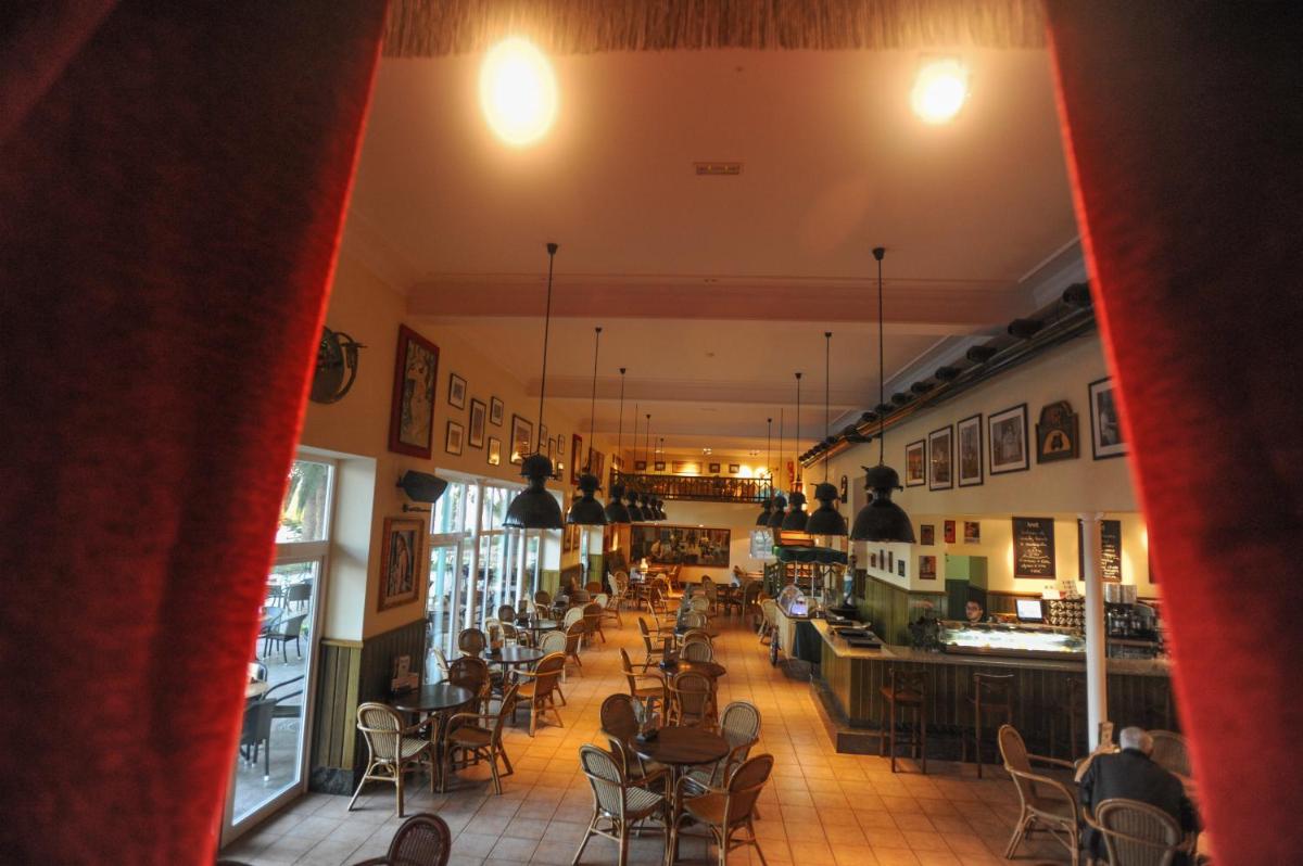Un restaurante o sitio para comer en Hotel Victoria