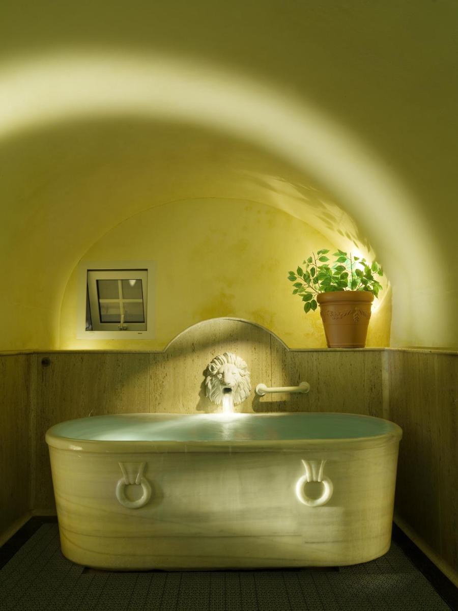 bañera en una habitación con arco en Hotel Victoria, en Fortuna