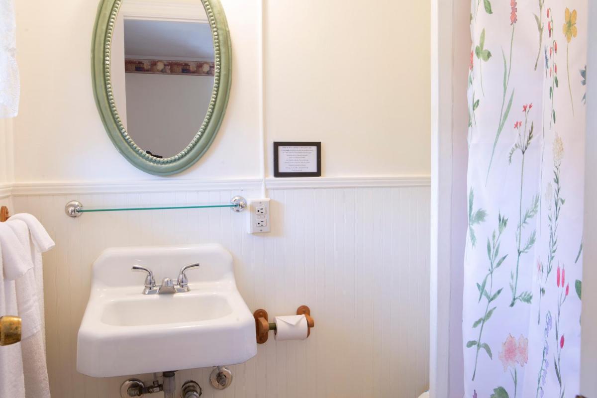The Chimney Rock Inn & Cottages - Housity