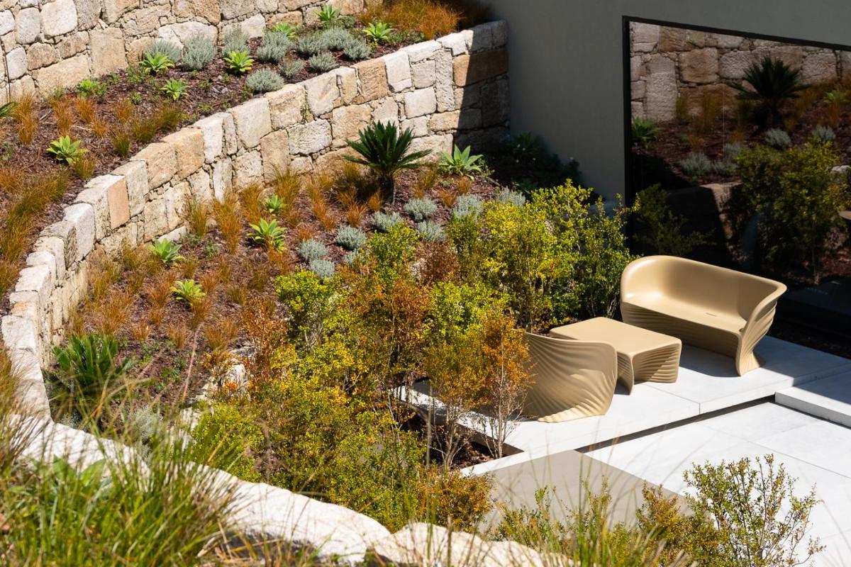 Um jardim no exterior de Vila Foz Hotel & SPA - member of Design Hotels