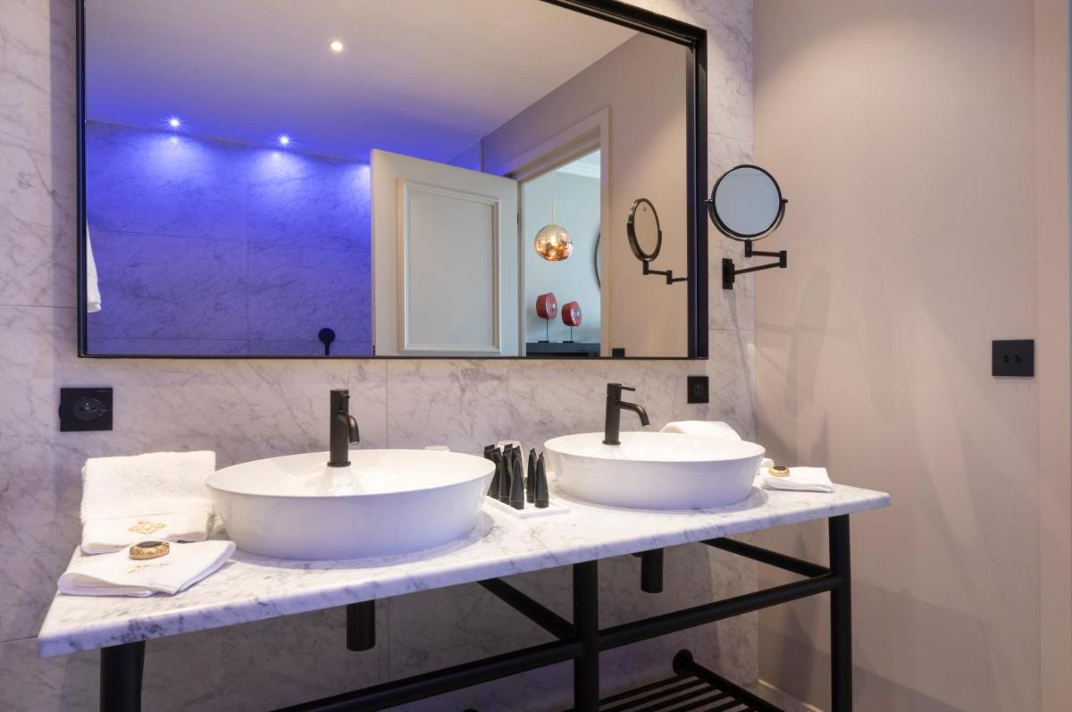 Salle de bains dans l'établissement Hôtel L'Incomparable Aix-Les-Bains