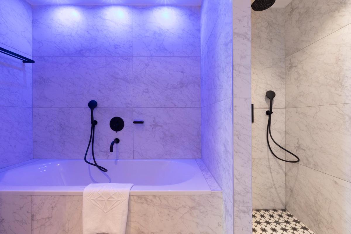 Salle de bains dans l'établissement Hôtel L'Incomparable Aix-Les-Bains