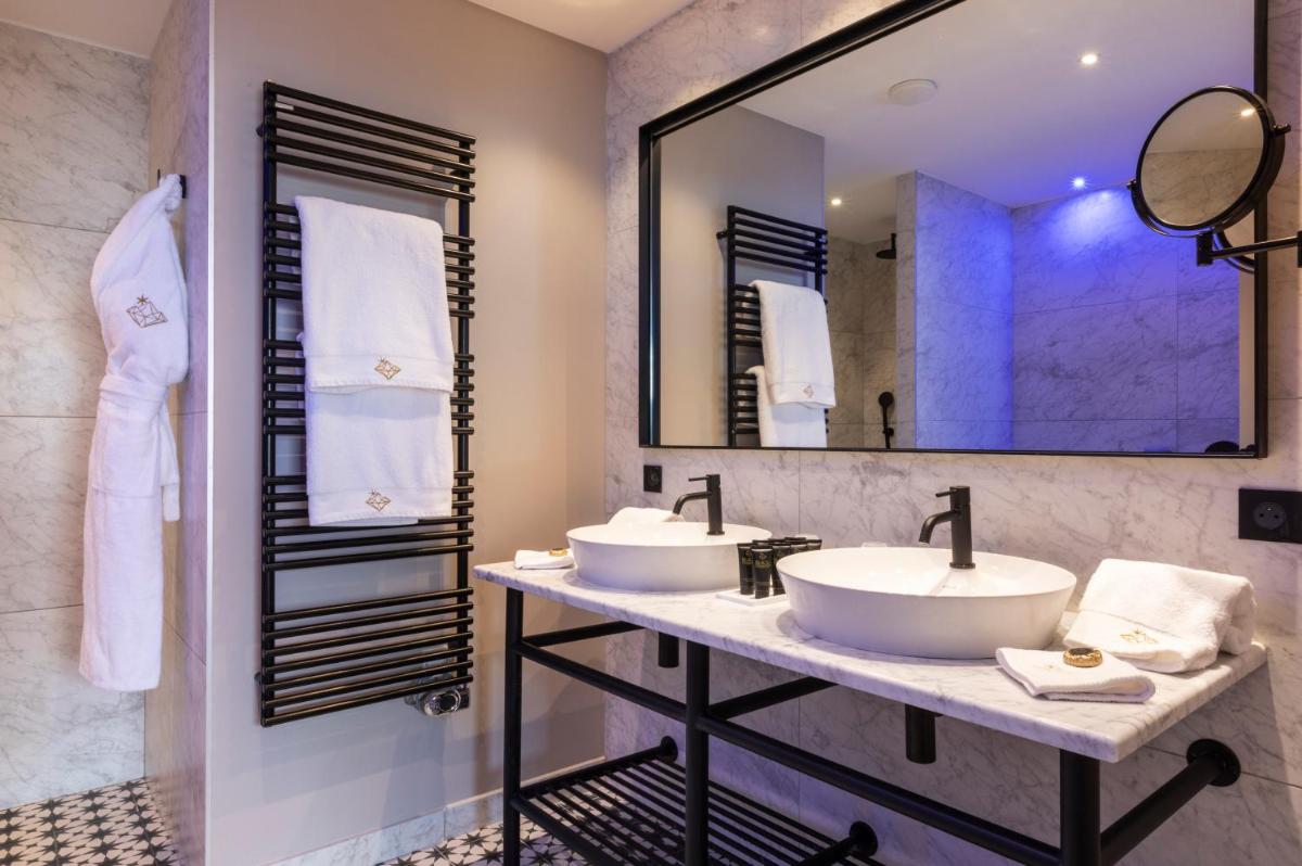 Salle de bains dans l'établissement Hôtel L'Incomparable Aix-Les-Bains