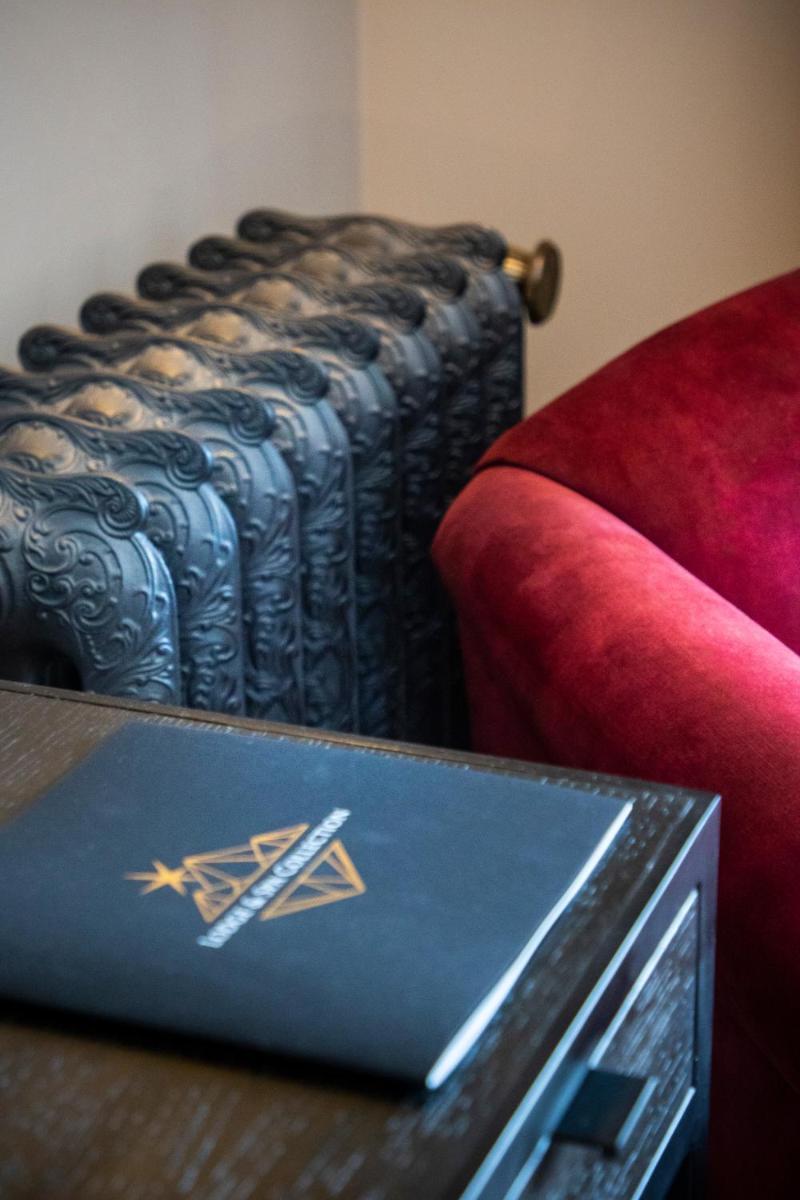 Coin salon dans l'établissement Hôtel L'Incomparable Aix-Les-Bains