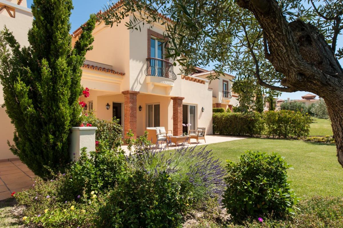 uma villa com vista para o jardim em Monte Rei Golf & Country Club em Vila Nova de Cacela
