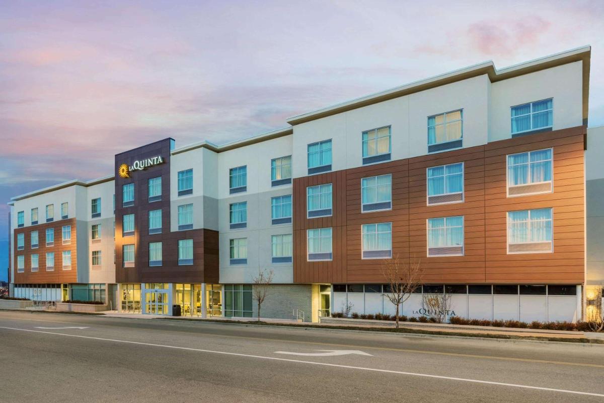 La Quinta Inn & Suites by Wyndham Kansas City Beacon Hill - Housity