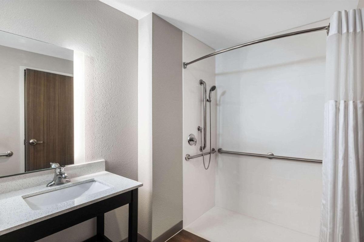 La Quinta Inn & Suites by Wyndham Kansas City Beacon Hill - Hizvo