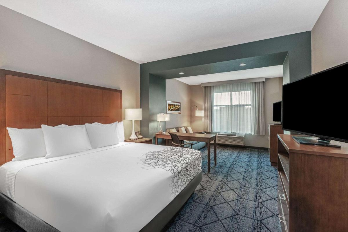 La Quinta Inn & Suites by Wyndham Kansas City Beacon Hill - Hizvo
