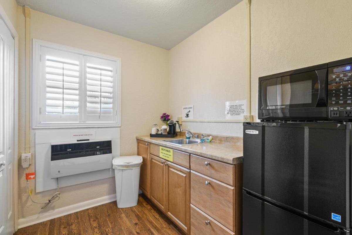 Tequesta Palms Inn - Housity