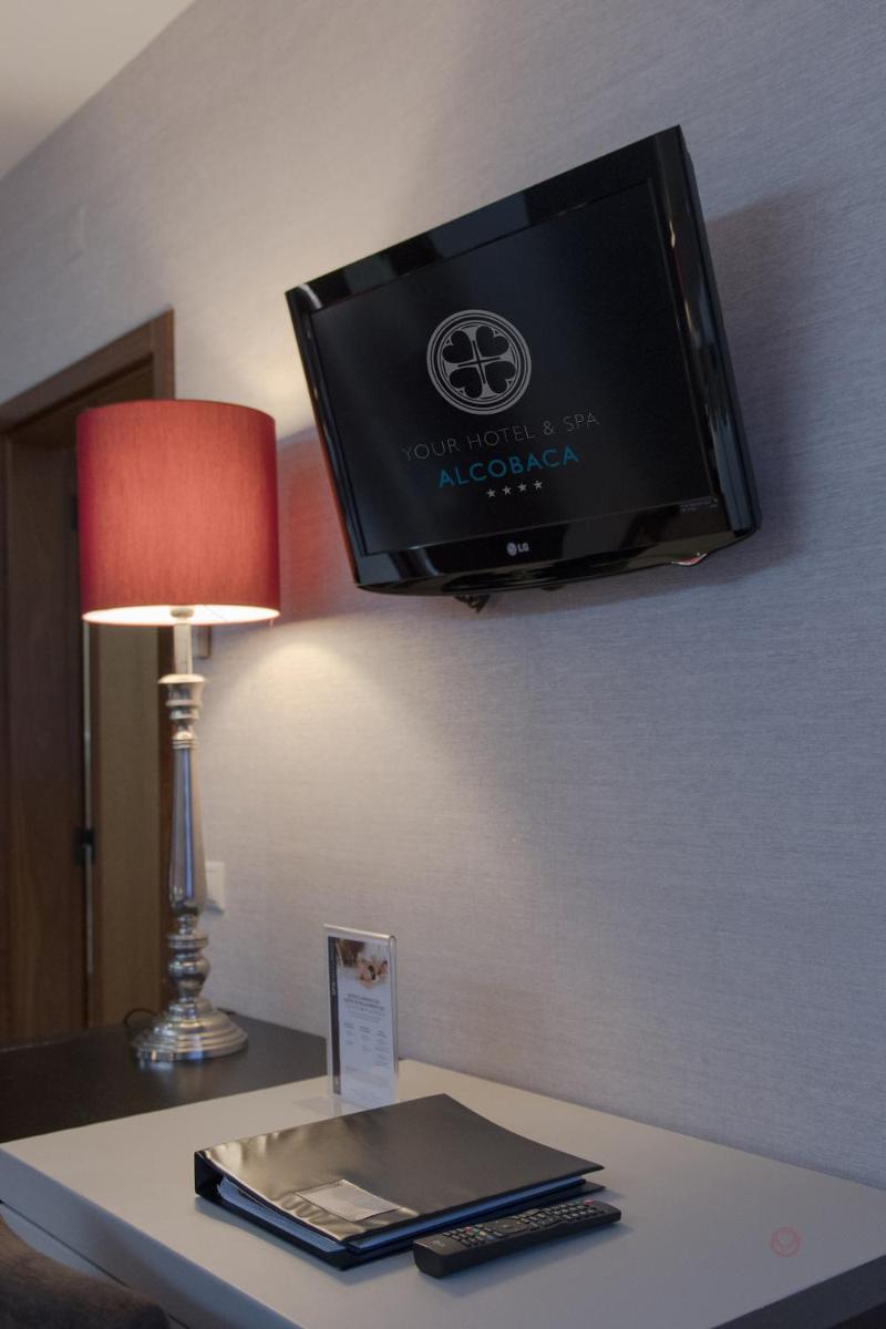 Uma televisão e/ou sistema de entretenimento em Your Hotel & Spa Alcobaça