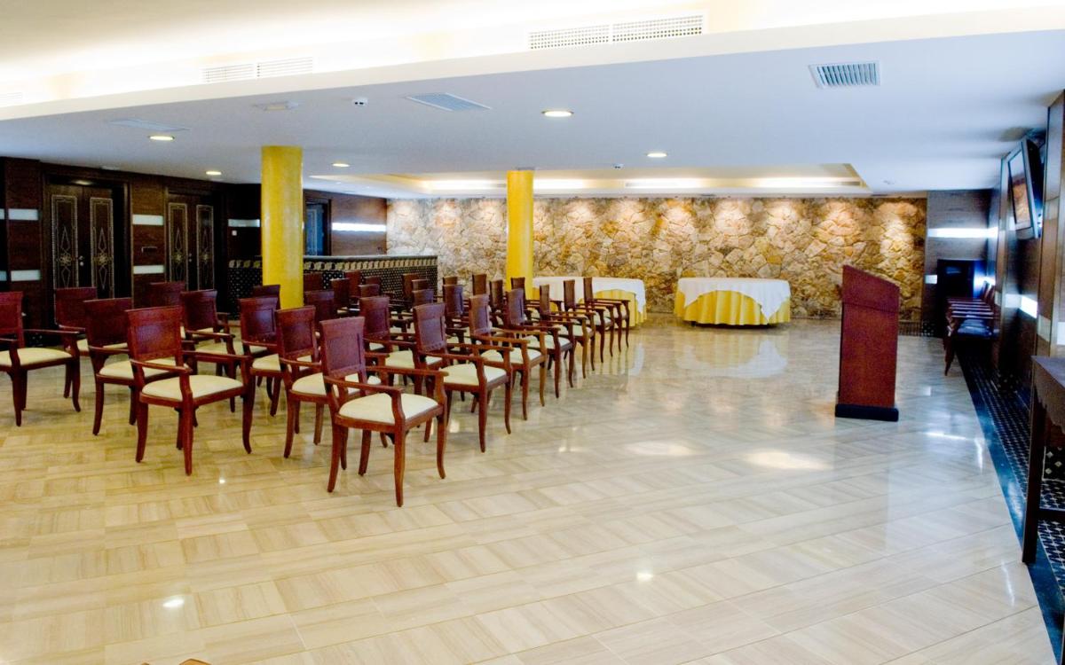 un salón de banquetes con sillas y mesas en una habitación en Hotel Sierra de Cazorla & SPA 3*, en Cazorla 45 fotos más
