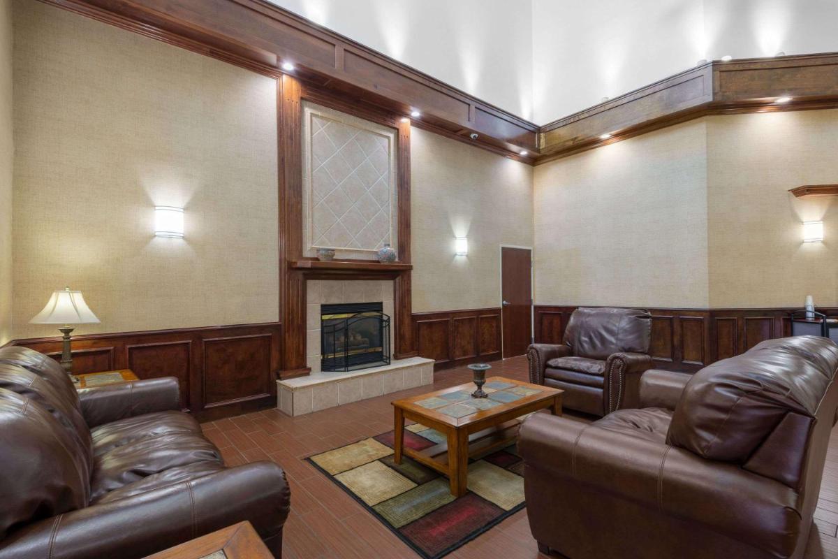 Baymont by Wyndham Colorado Springs - Housity