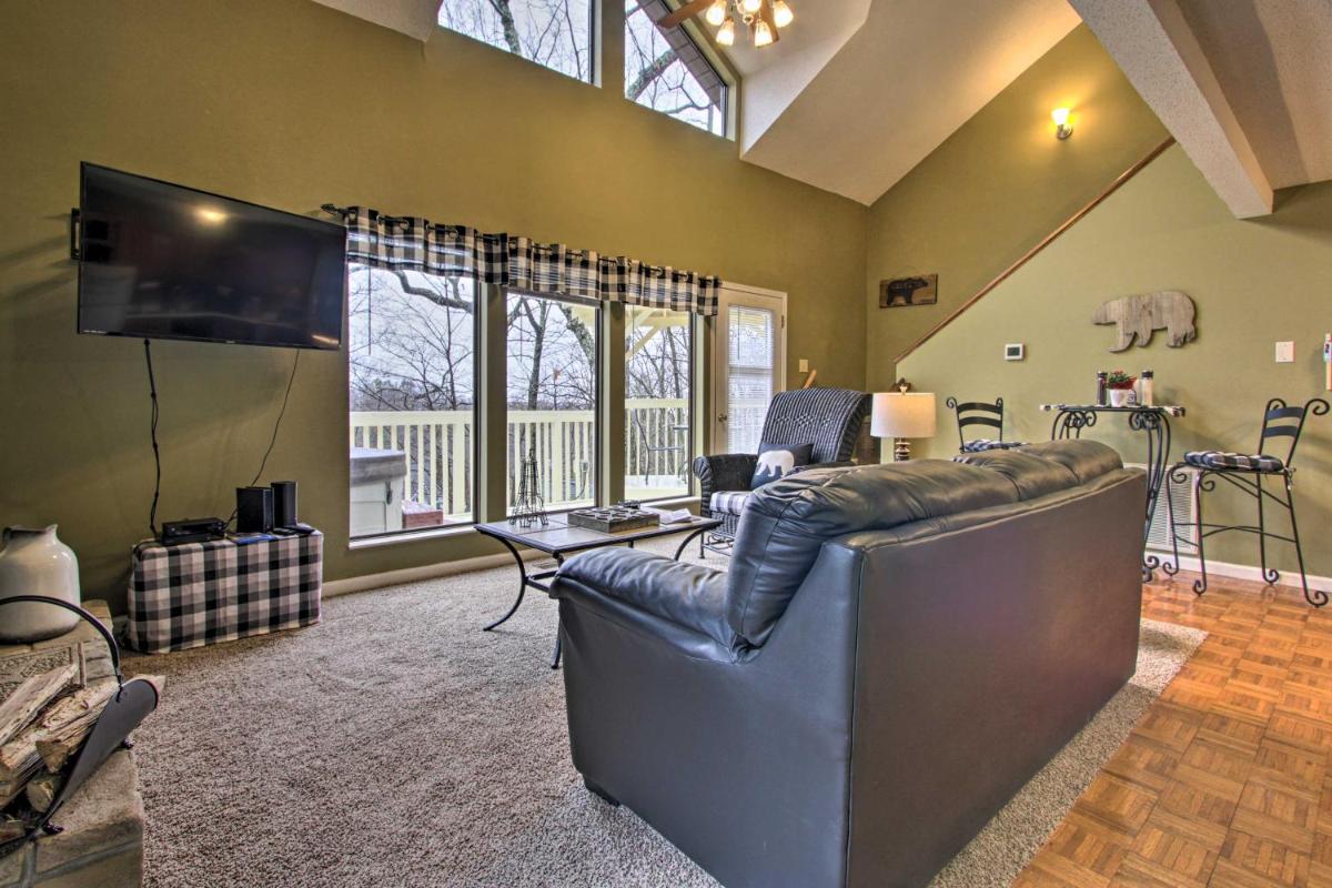 Cozy Gatlinburg Hideaway with Hot Tub and Air Hockey - Housity