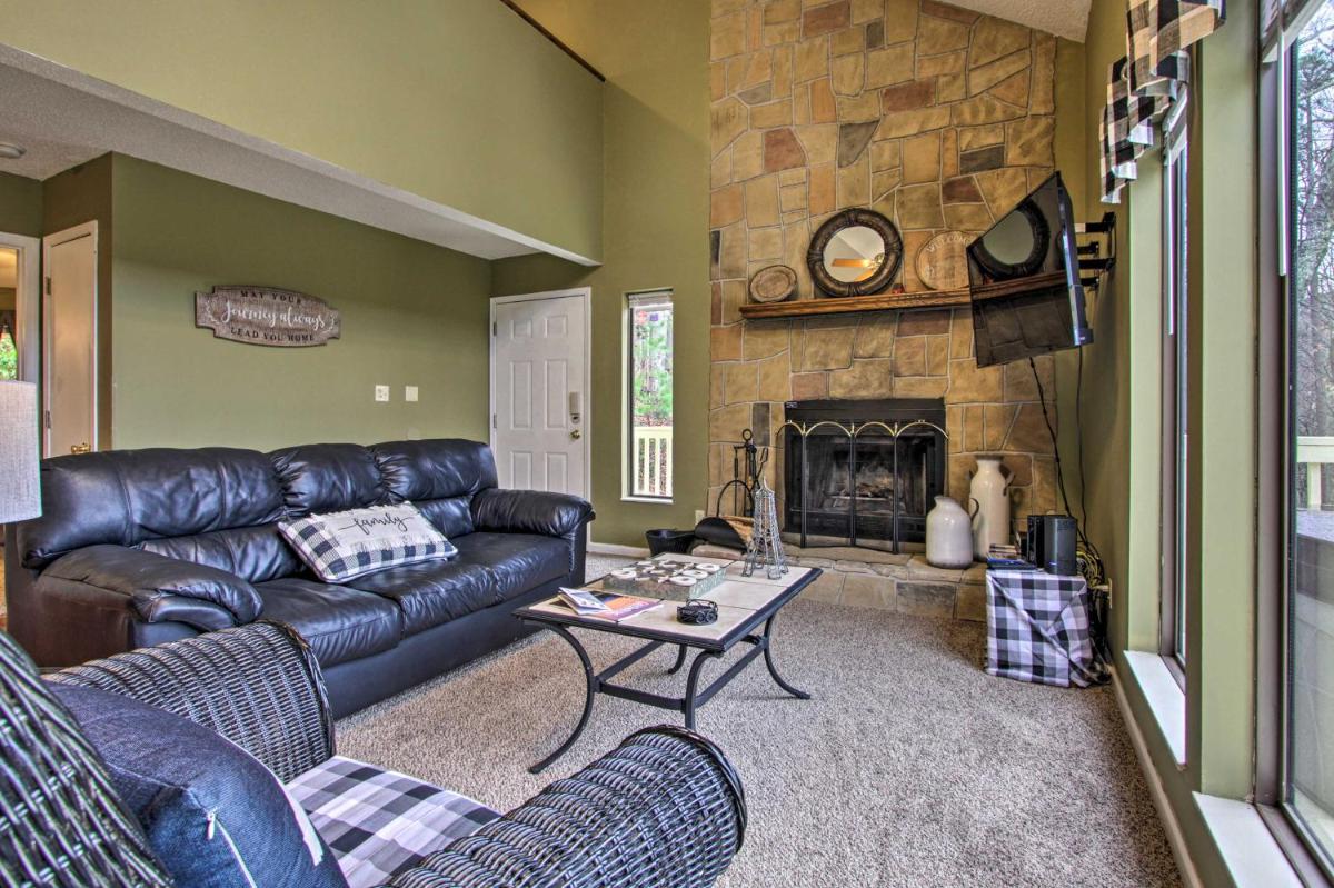 Cozy Gatlinburg Hideaway with Hot Tub and Air Hockey - Housity