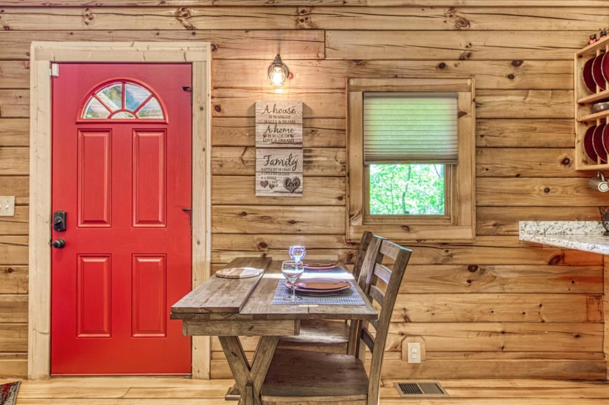Afternoon Delight 1 Bedroom Cabin Rental between Gatlinburg and Pigeon Forge Great Couple getaway - Hizvo