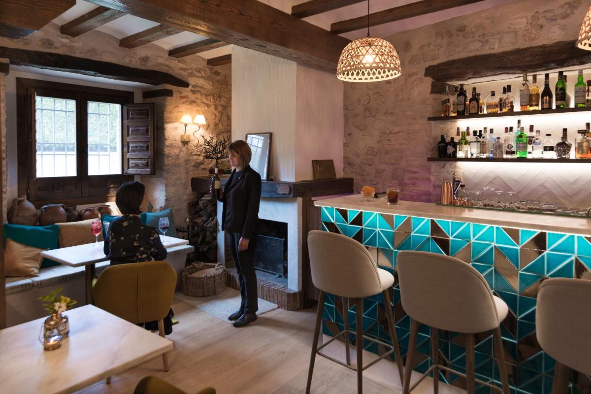 El salón o zona de bar de Molino de Alcuneza Relais & Châteaux