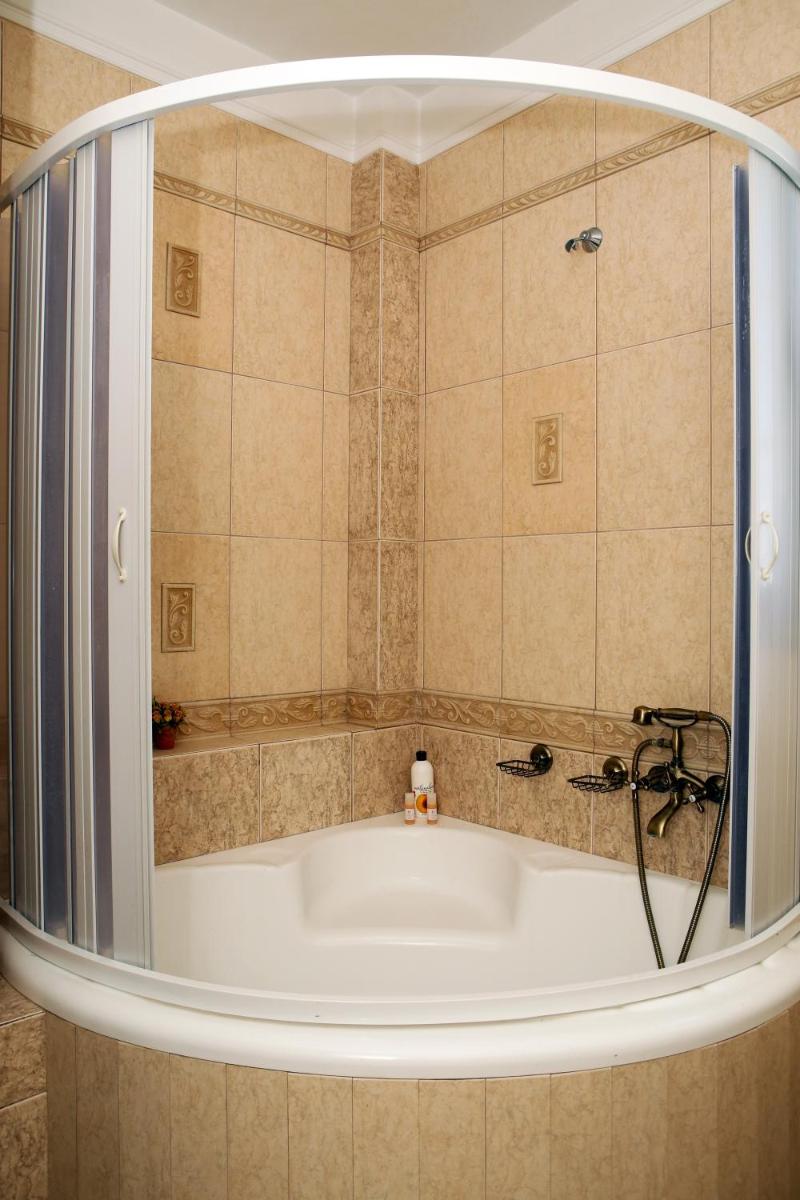 Chris Villa - Housity