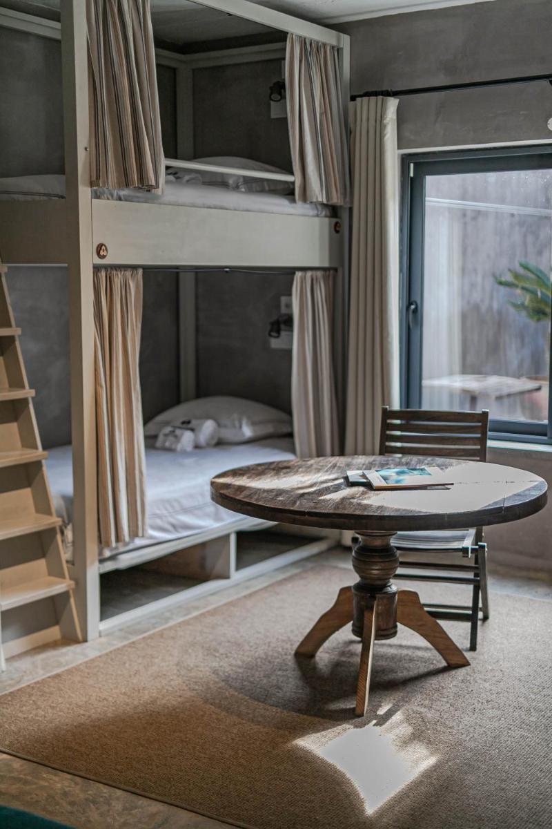 Uma cama ou camas num quarto em Surfers Lodge Peniche